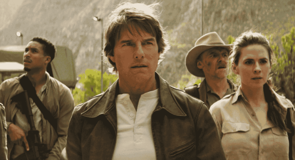 Tom Cruise em cena com equipe do filme Missão Impossível 8