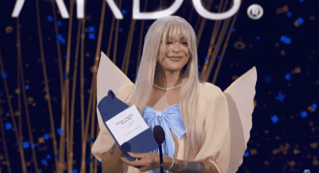 Pabllo Vittar apresentando um dos vencedores do Anime Awards 2025